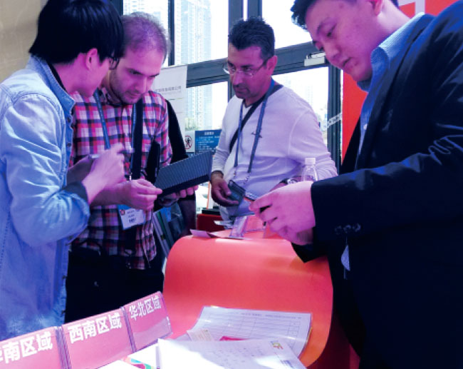 广州琶洲国际会展中心B区mile米乐集团工作人员与前来参观朋友交谈