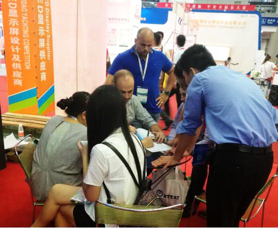 2016年深圳光博会现场mile米乐集团工作人员接待来访朋友客户