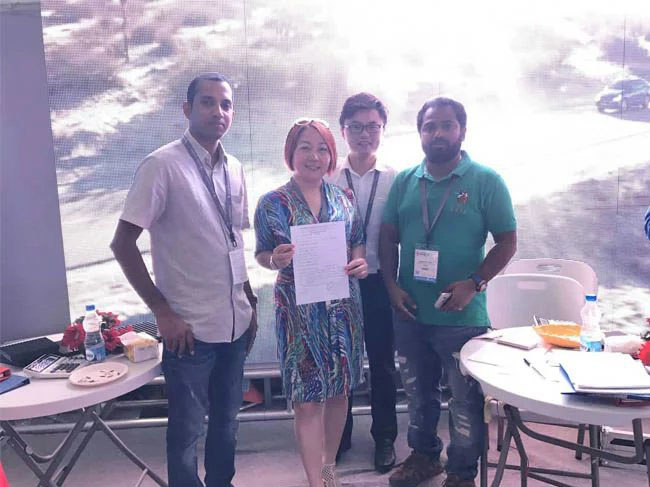 印度新德里广告展现场，mile米乐集团创始人龙平芳女士和客户朋友合影