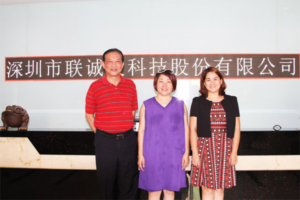 深圳市照明与显示工程行业协会施伟力会长、龙冬梅副秘书长和龙平芳女士在mile米乐集团合影