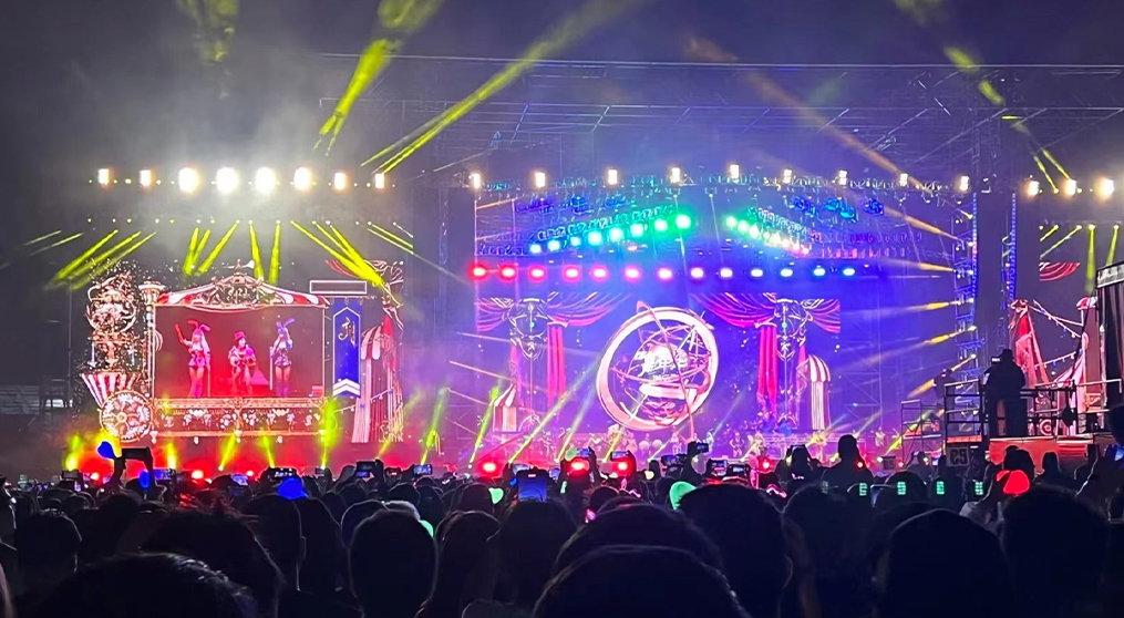 mile米乐集团LED冰屏和荧光棒系列产品“嗨爆”周杰伦悉尼演唱会！